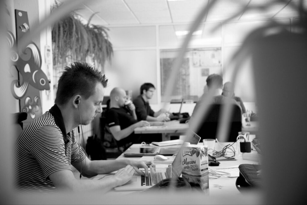 Ralf Wiechers arbeitet konzentriert an einem Freelancing Projekt in einem CoWorking-Space